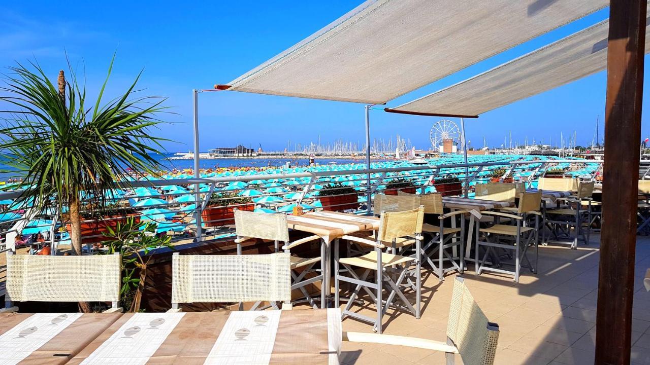 Hotel Paloma Beach Front Chiringuitos Time Ріміні Екстер'єр фото