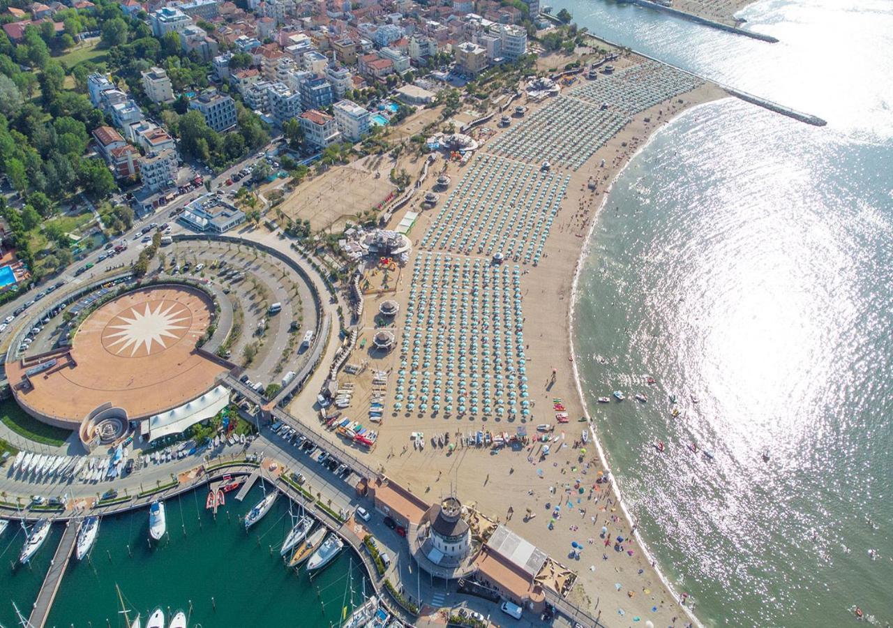 Hotel Paloma Beach Front Chiringuitos Time Ріміні Екстер'єр фото